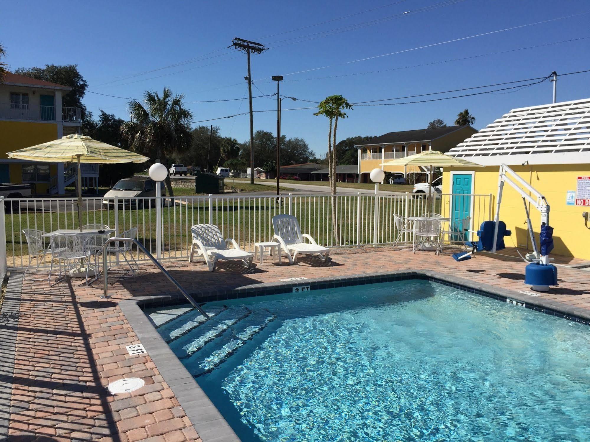 Economy Suites Cypress Gardens Εξωτερικό φωτογραφία