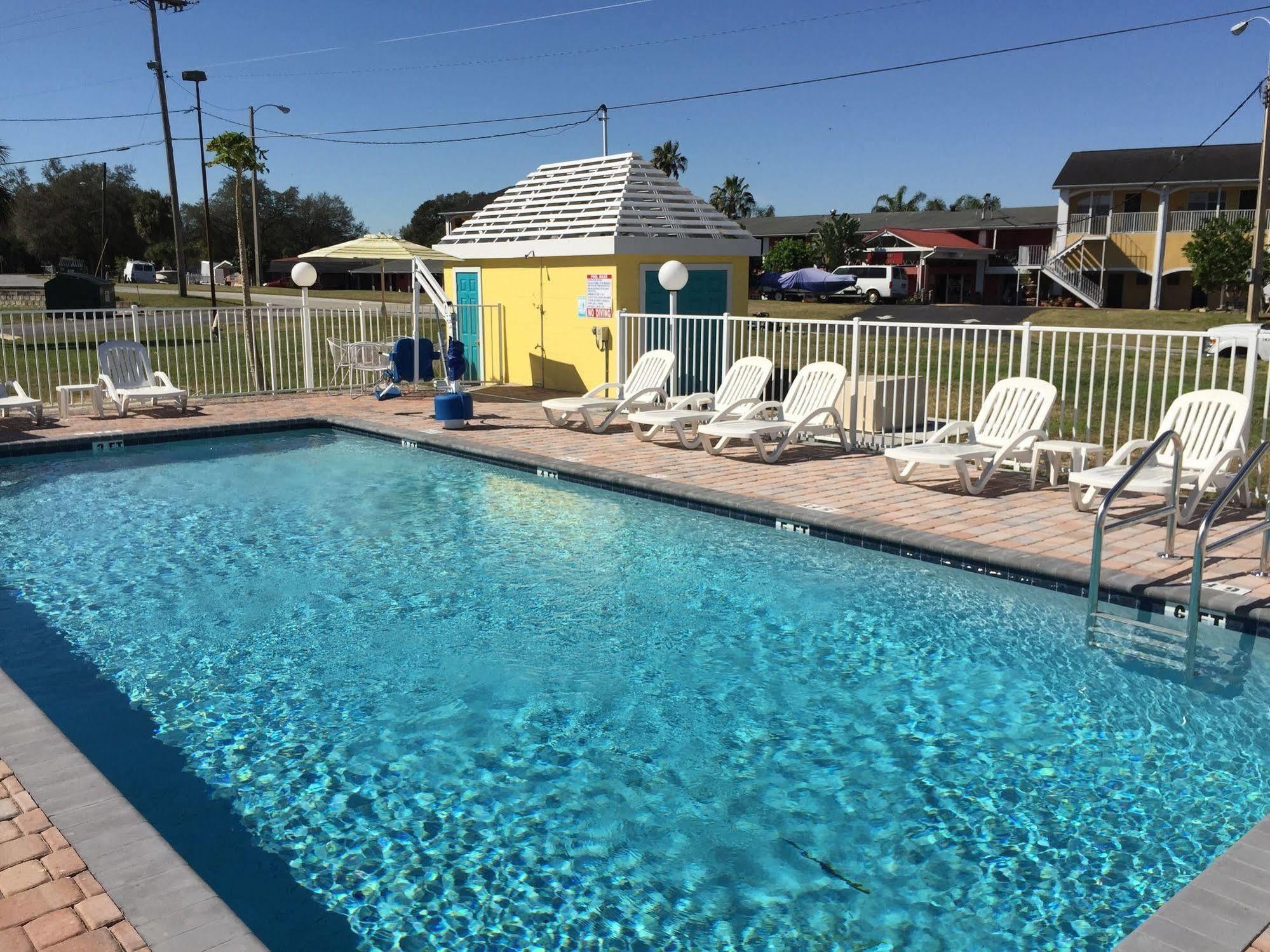 Economy Suites Cypress Gardens Εξωτερικό φωτογραφία